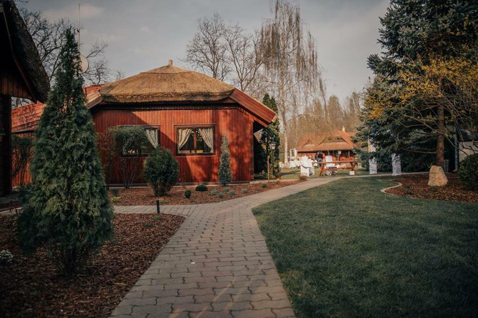 Sipito Pihenopark Pilis Bagian luar foto
